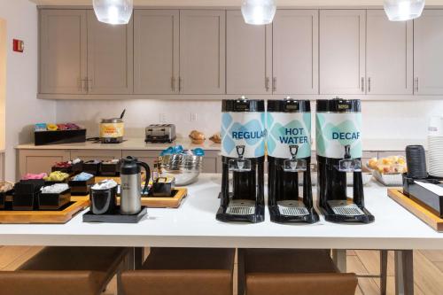 encimera de cocina con cafetera sobre una mesa en Hilton Garden Inn Saint Augustine Beach, en St. Augustine Beach