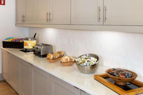 una encimera de cocina con pan y tostadora en Hilton Garden Inn Saint Augustine Beach, en St. Augustine Beach