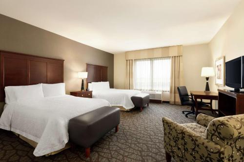 Cette chambre comprend 2 lits et une télévision à écran plat. dans l'établissement Hampton Inn and Suites Houston Pasadena, à Pasadena