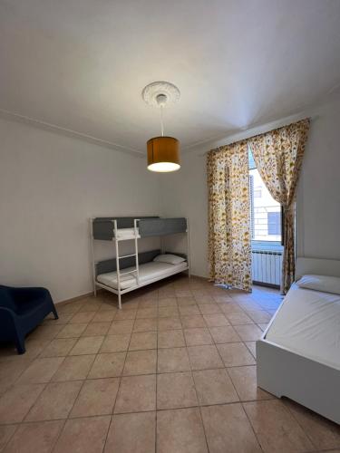 - une chambre avec un lit et une fenêtre dans l'établissement Signorina In Rome, à Rome