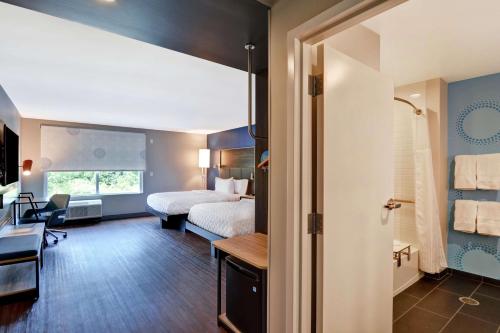Habitación de hotel con cama y baño en Tru By Hilton Middletown, en Middletown