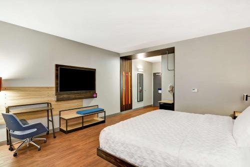 TV a/nebo společenská místnost v ubytování Tru By Hilton Middletown