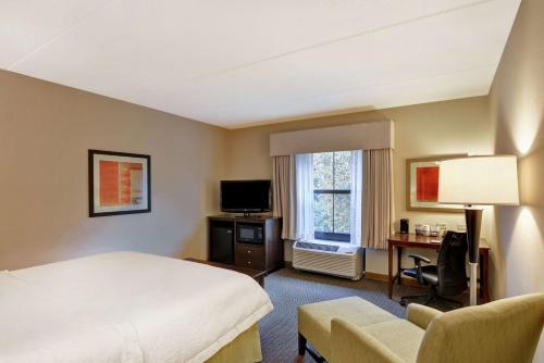 Hampton Inn Tunkhannockにあるテレビまたはエンターテインメントセンター
