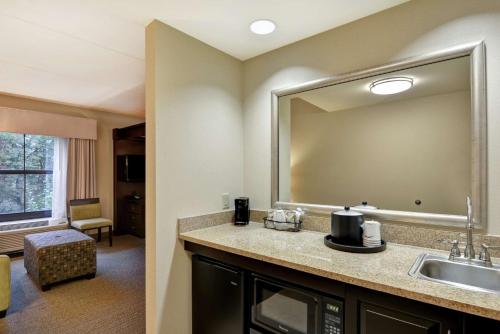 baño con lavabo y espejo grande en Hampton Inn Tunkhannock, en Tunkhannock