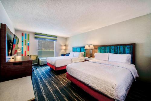 Pokój hotelowy z 2 łóżkami i biurkiem w obiekcie Hampton Inn Cortland w mieście Cortland