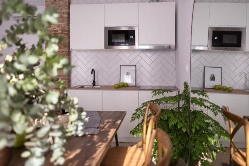 uma cozinha com uma mesa e uma planta num quarto em APARTAMENTO JUNTO A HOSPITAL REAL em Granada