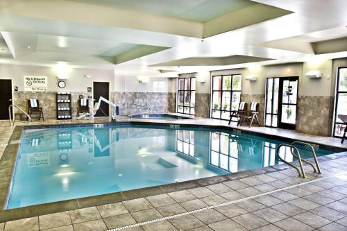 法明頓的住宿－漢普頓酒店及鹽湖城套房/法明頓，蓝色的大游泳池,位于酒店客房内