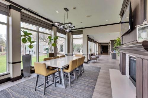 a dining room with a table and chairs at Hilton Garden Inn Austin NorthWest/Arboretum in Austin