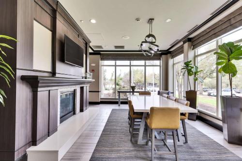 a dining room with a table and chairs at Hilton Garden Inn Austin NorthWest/Arboretum in Austin