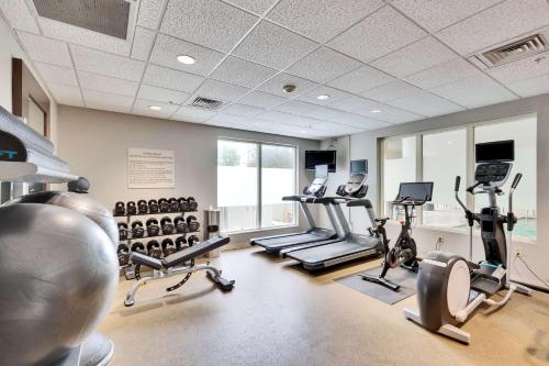 a gym with several treadmills and cardio machines at Hilton Garden Inn Austin NorthWest/Arboretum in Austin