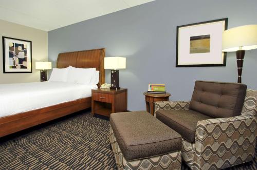 Habitación de hotel con cama y silla en Hilton Garden Inn Austin NorthWest/Arboretum, en Austin