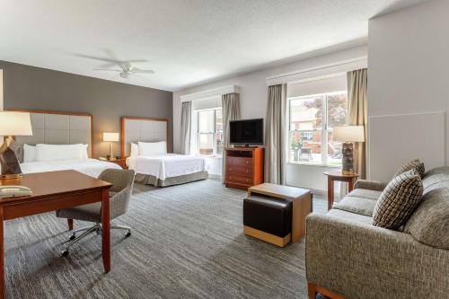 アルバニーにあるHomewood Suites by Hilton Albanyのベッドとソファ付きのホテルルーム