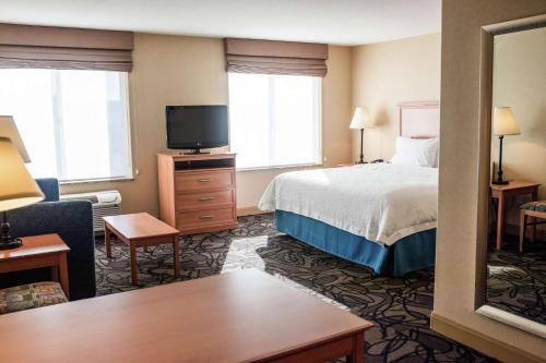 pokój hotelowy z łóżkiem i telewizorem w obiekcie Hampton Inn & Suites Lathrop w mieście Lathrop