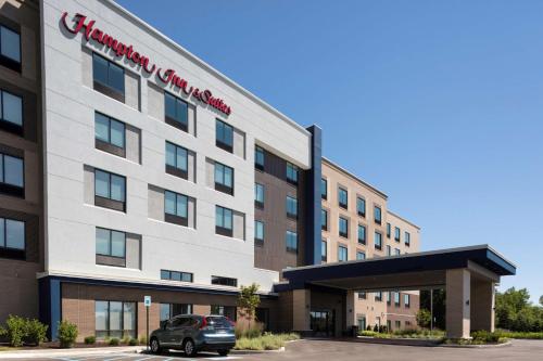 a car parked in front of a hotel at Hampton Inn & Suites Avon Indianapolis in Avon