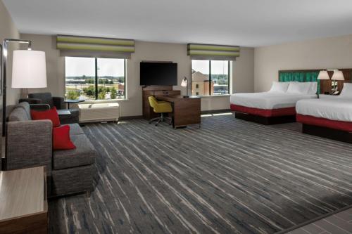 Duży pokój hotelowy z 2 łóżkami i biurkiem w obiekcie Hampton Inn & Suites Avon Indianapolis w mieście Avon