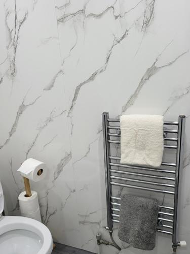 Ένα μπάνιο στο Spacious & Cosy Holiday Home in Manchester