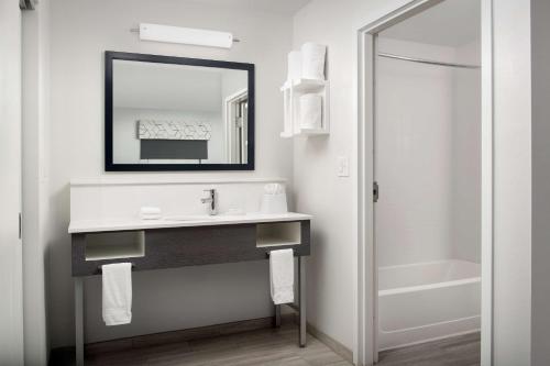 Un baño de Hampton Inn Duncan