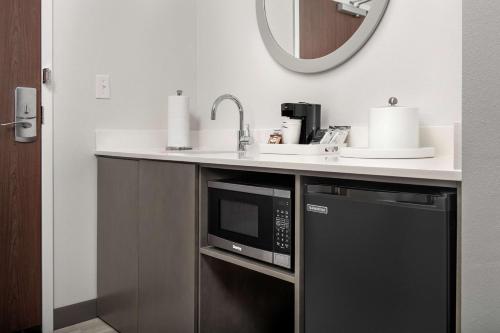 Una cocina o zona de cocina en Hampton Inn Duncan