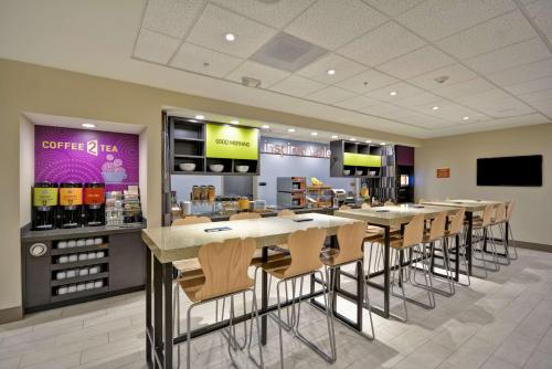 Televisyen dan/atau pusat hiburan di Home2 Suites By Hilton Hanford Lemoore