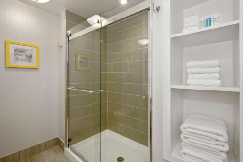 y baño con ducha y puerta de cristal. en Hampton Inn & Suites Raleigh-Durham Airport-Brier Creek en Raleigh