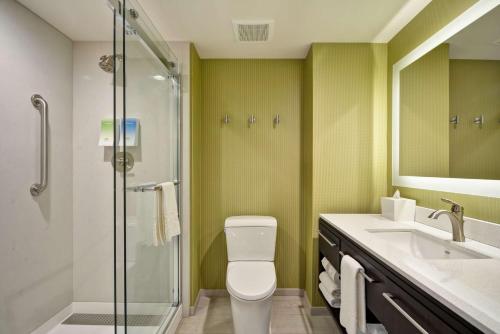 Bilik mandi di Home2 Suites By Hilton Hanford Lemoore