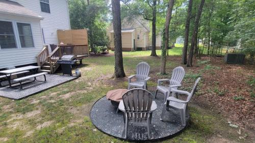 Ein Garten an der Unterkunft Charming 3-Bedroom Home in Heart of Ashland