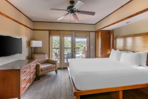 1 dormitorio con 1 cama grande y TV en Hilton Vacation Club Sedona Summit, en Sedona