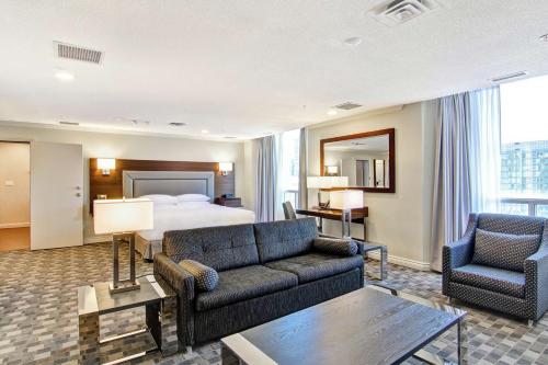 DoubleTree by Hilton Toronto Downtown Image