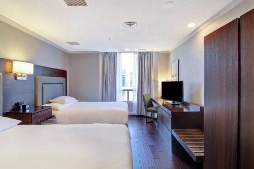 Uma cama ou camas num quarto em DoubleTree by Hilton Toronto Downtown