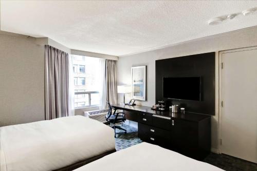 Uma cama ou camas num quarto em DoubleTree by Hilton Toronto Downtown