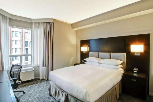 DoubleTree by Hilton Toronto Downtown Image