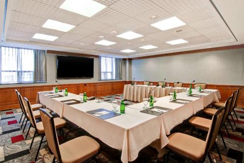A área empresarial e/ ou a sala de conferências de DoubleTree by Hilton Toronto Downtown