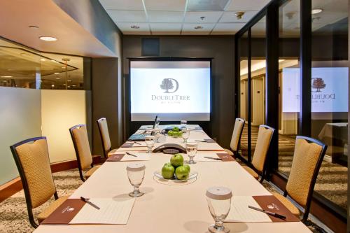 A área empresarial e/ ou a sala de conferências de DoubleTree by Hilton Toronto Downtown