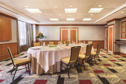 A área empresarial e/ ou a sala de conferências de DoubleTree by Hilton Toronto Downtown