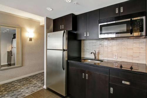 A cozinha ou kitchenette de DoubleTree by Hilton Toronto Downtown
