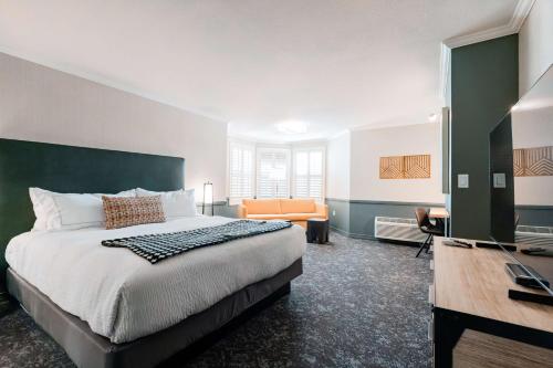 ein Schlafzimmer mit einem Bett und einem Schreibtisch in einem Zimmer in der Unterkunft Hotel NoBo Cascade, Tapestry Collection by Hilton in Cascade