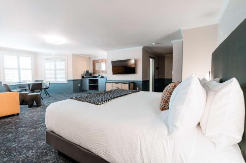 a bedroom with a large bed and a kitchen at Hotel NoBo Cascade, Tapestry Collection by Hilton in Cascade