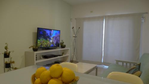 a living room with a bowl of fruit on a table at Departamento de dos ambientes a 60 metros de la plaza de Adrogué in Adrogué