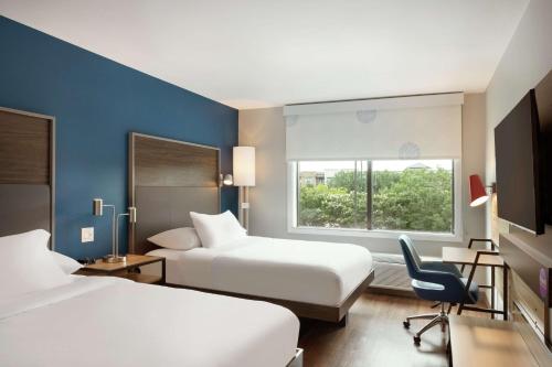 um quarto de hotel com duas camas e uma janela em Tru By Hilton Frisco Dallas, Tx em Frisco