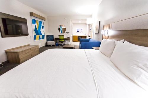 Ένα ή περισσότερα κρεβάτια σε δωμάτιο στο Holiday Inn Express & Suites Sacramento NE Cal Expo by IHG