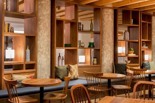 Χώρος καθιστικού στο DoubleTree by Hilton Atlanta Windy Hill Ballpark