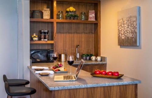 Η κουζίνα ή μικρή κουζίνα στο DoubleTree by Hilton Atlanta Windy Hill Ballpark