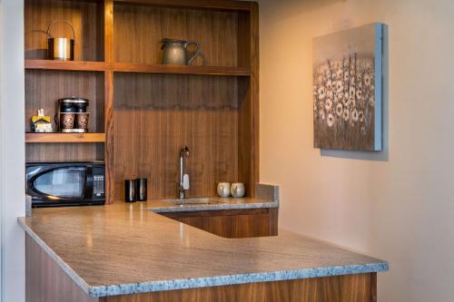 Η κουζίνα ή μικρή κουζίνα στο DoubleTree by Hilton Atlanta Windy Hill Ballpark