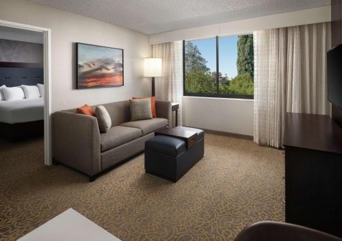 Ένα ή περισσότερα κρεβάτια σε δωμάτιο στο Embassy Suites by Hilton Tucson East