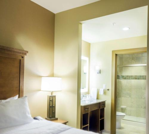 Habitación de hotel con cama y baño en Homewood Suites by Hilton Billings, en Billings