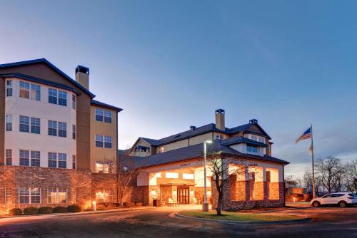 ein Gebäude mit einem davor geparkt in der Unterkunft Homewood Suites by Hilton Kansas City/Overland Park in Overland Park