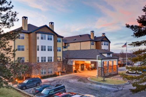 un gran edificio con coches estacionados en un estacionamiento en Homewood Suites by Hilton Kansas City/Overland Park, en Overland Park