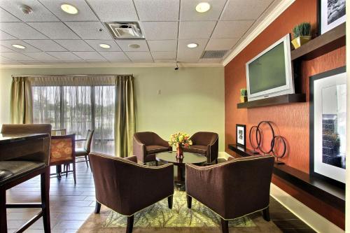 a waiting room with a table and chairs at Hampton Inn Savannah-I-95/Richmond Hill in Richmond Hill