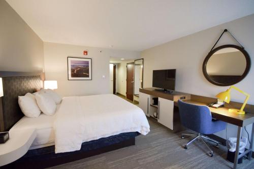 Μια τηλεόραση ή/και κέντρο ψυχαγωγίας στο Hampton Inn Salem East - Electric Road
