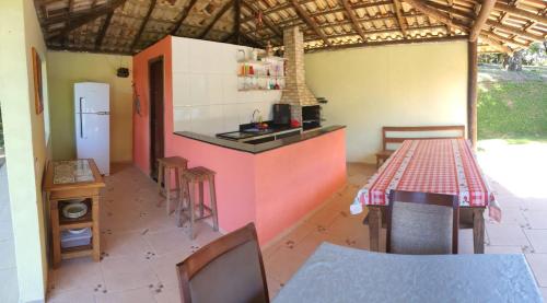 cocina con encimera y mesa en una habitación en Recanto do sossego, en Nova Lima